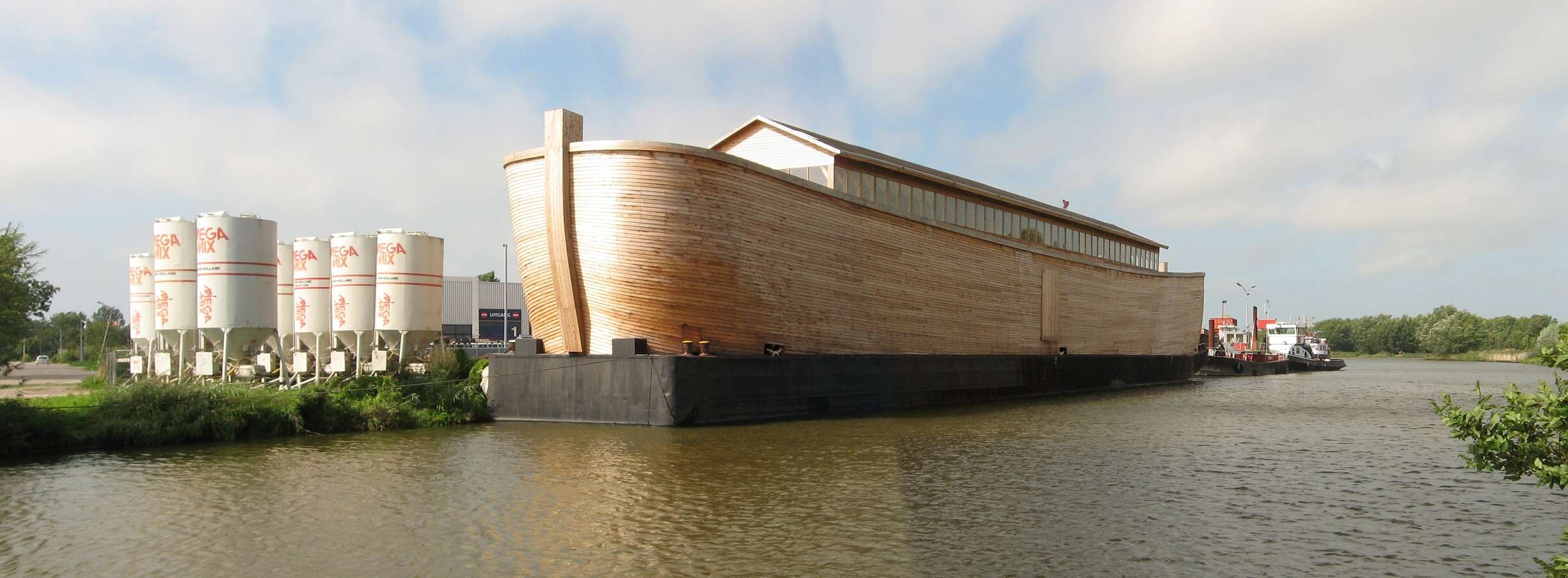 Из какого дерева был построен Ноев ковчег?