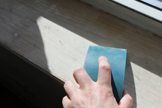 Как покрасить деревянный подоконник