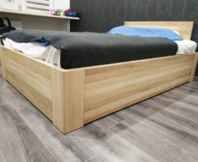 Кровать из массива граба, покрытая лаком