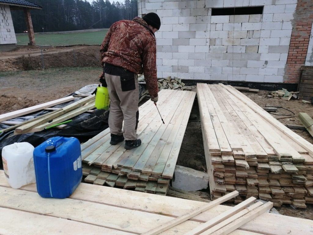 Роль антисептической обработки древесины в качественном строительстве