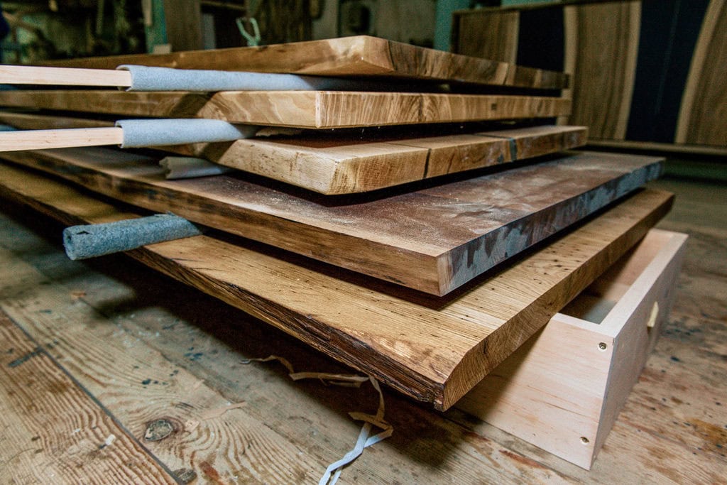 Преимущества и недостатки плитных материалов по сравнению с массивом древесины